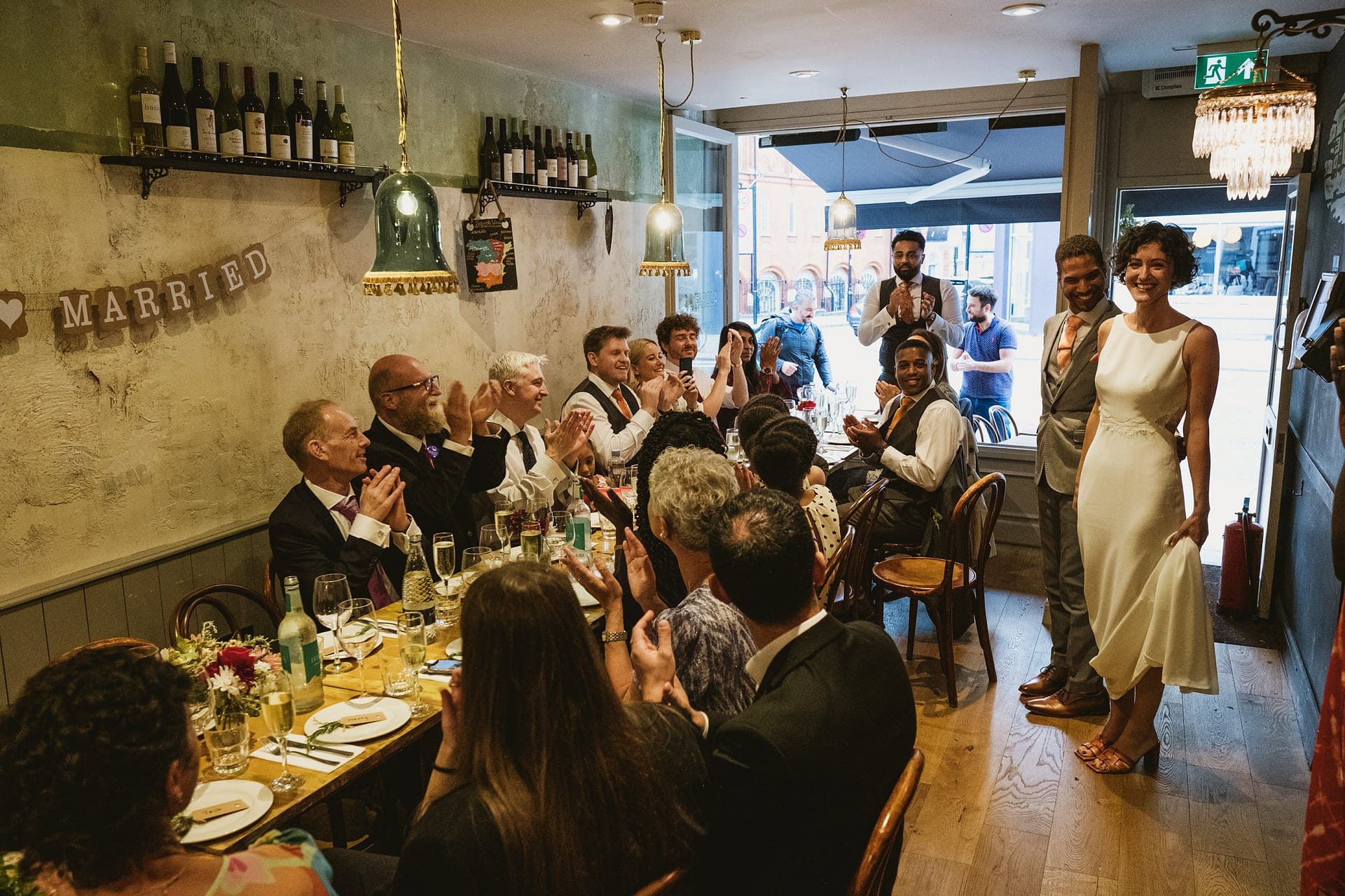 bride and groom arriving at La Farola restaurant