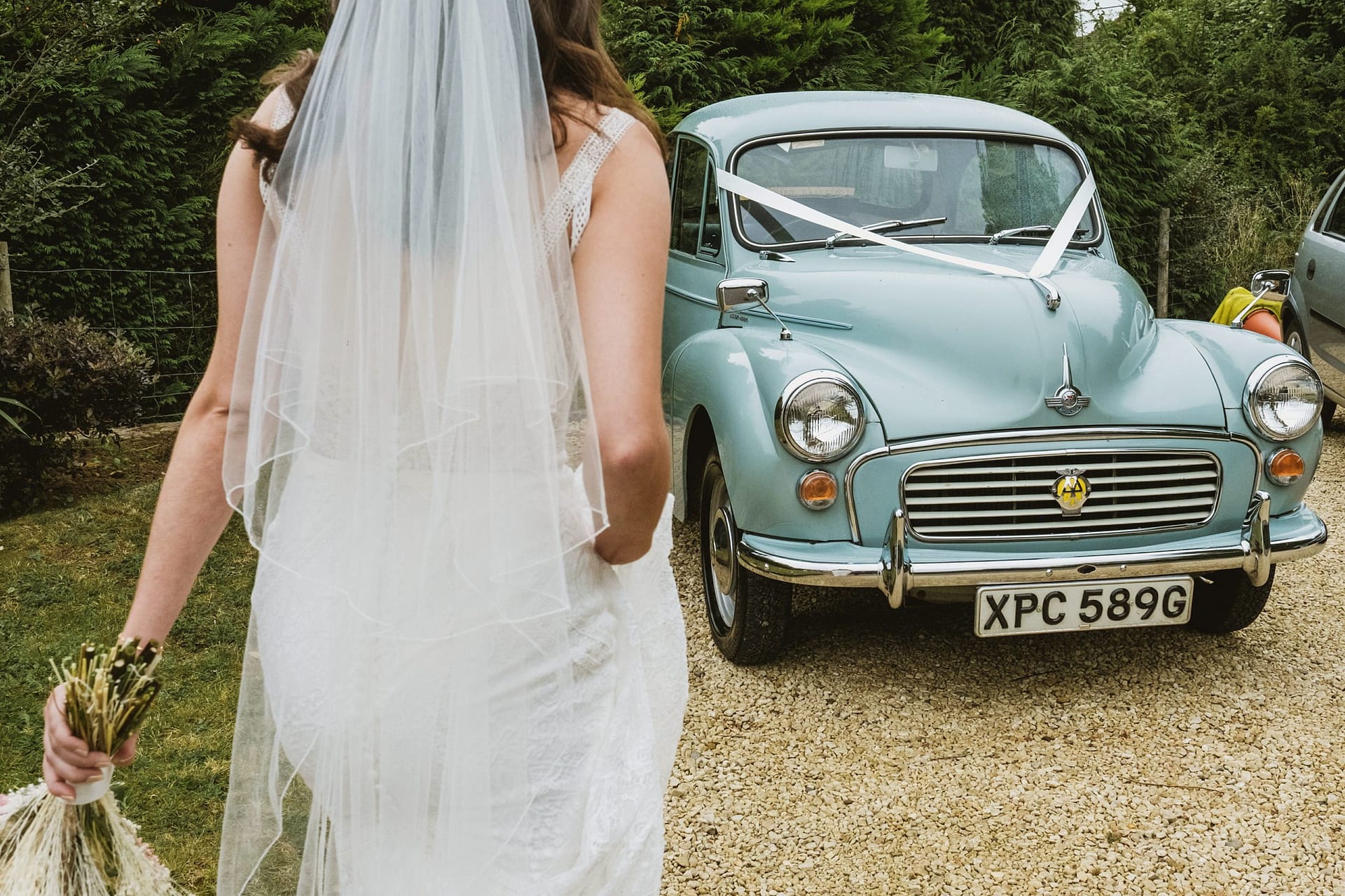 bride going to her light blue wedding car