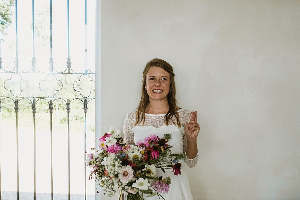 Bride with fingers crossed - Villa Love Krakow